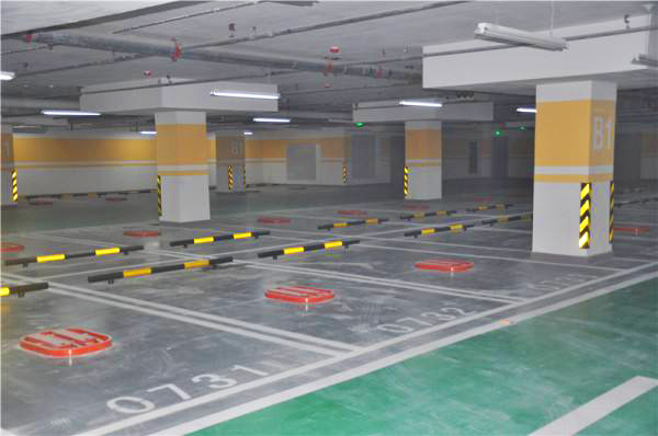 乐购地下停车场